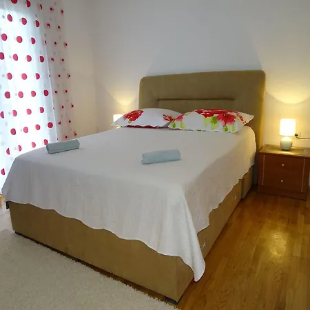 Apartment-roncevic-2-mit-meeresblick *